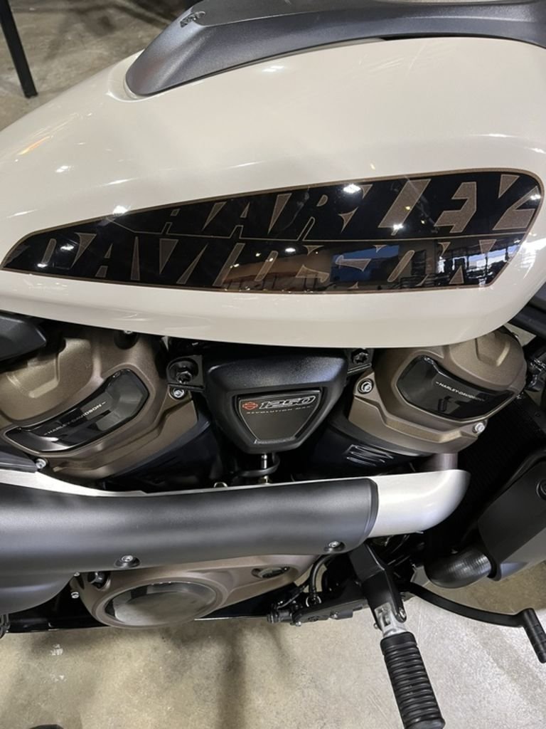 Used 2023 Harley-Davidson® Sportbike Motorcycle - Image 18