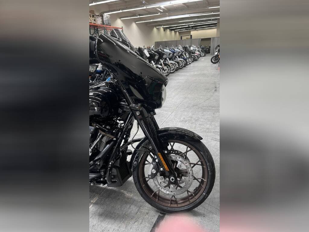 FLHXST - Street Glide® ST - Image 9