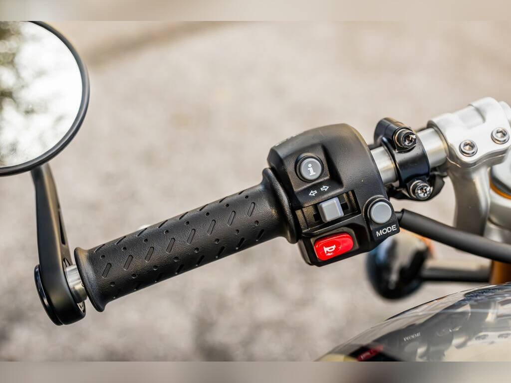 2023 Triumph Thruxton RS Competition Green / Silver Ice - Image 4