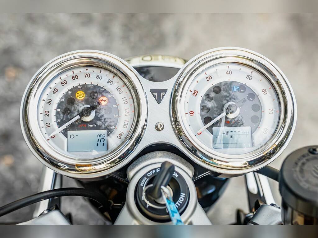 2023 Triumph Thruxton RS Competition Green / Silver Ice - Image 3