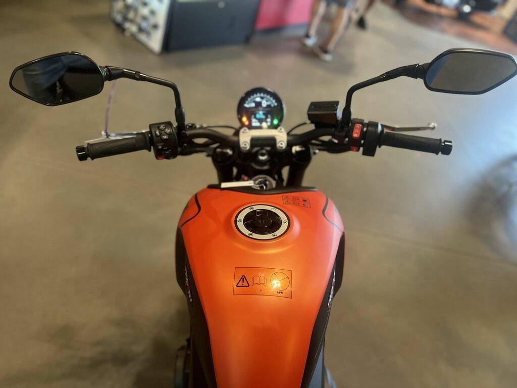 2023 Triumph Trident 660 Matte Baja Orange / Matte Storm Grey - Image 9