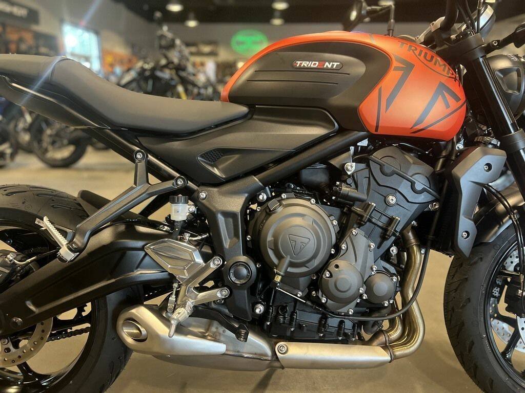 2023 Triumph Trident 660 Matte Baja Orange / Matte Storm Grey - Image 7