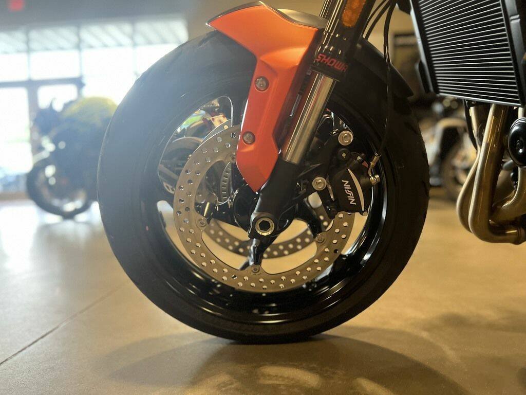 2023 Triumph Trident 660 Matte Baja Orange / Matte Storm Grey - Image 4