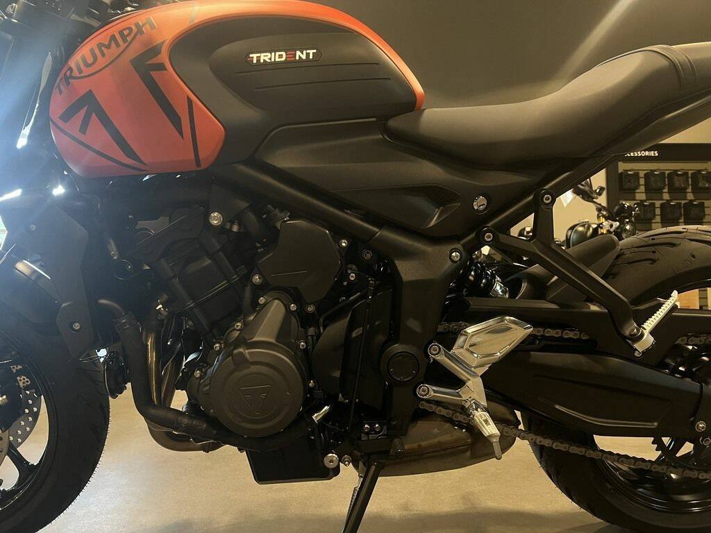 2023 Triumph Trident 660 Matte Baja Orange / Matte Storm Grey - Image 3